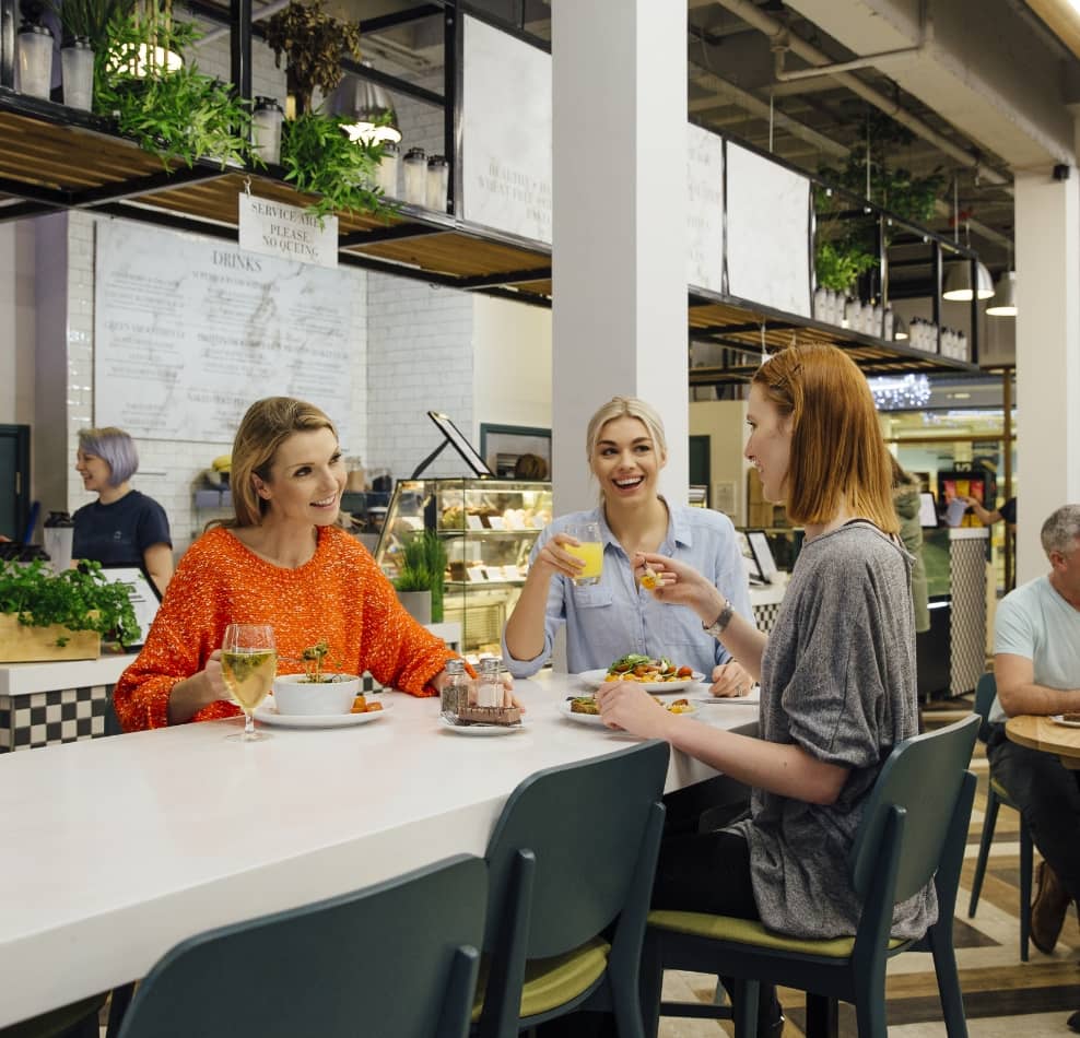 Drei Frauen beim gemeinsamen Essen